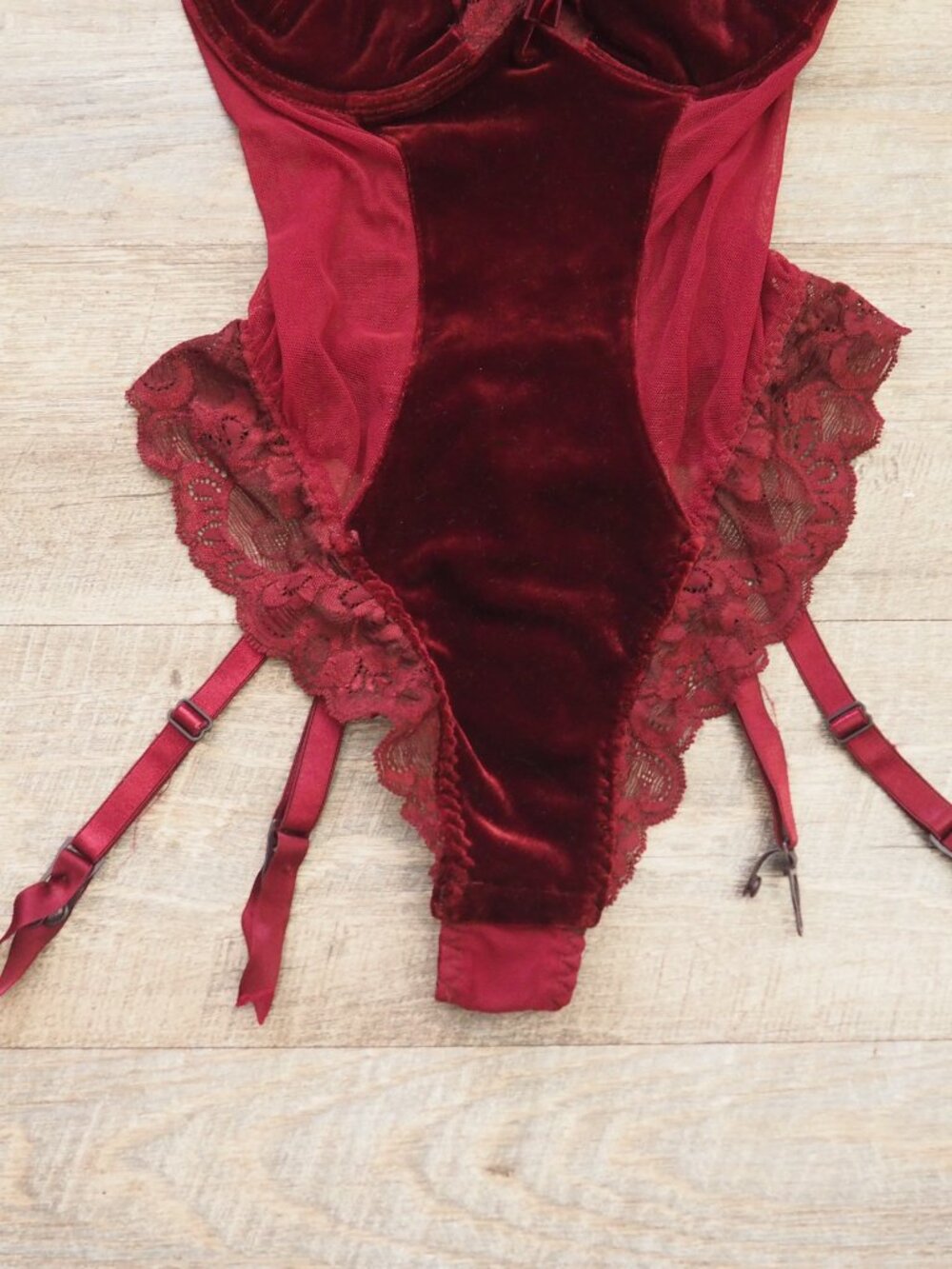 Vintage Victoria’s Secret High French Cut Garter Strap Velvet Lace Underwire - Picture 3 of 7